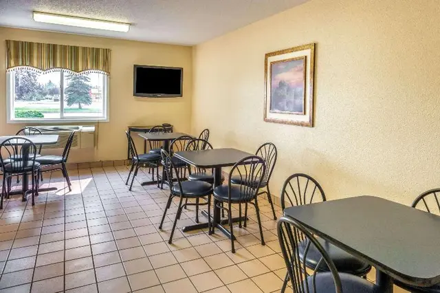 Super 8 by Wyndham Strathmore