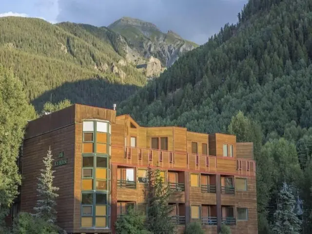 Ice House Lodge