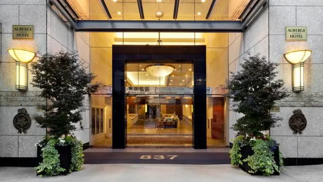Auberge Vancouver Hotel