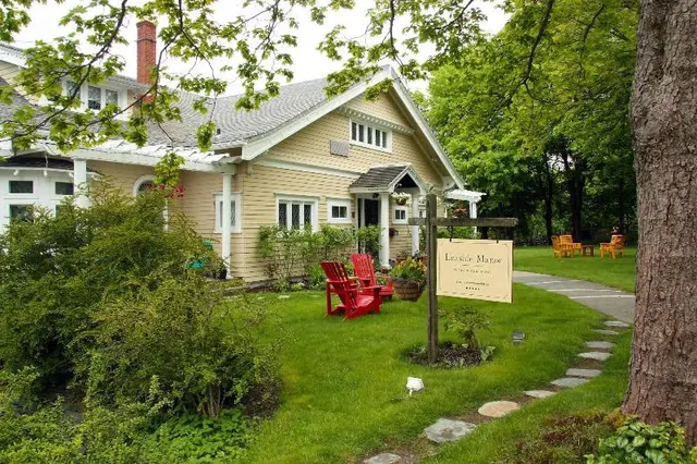 Leaside Manor Suites & Apartments