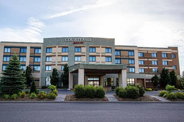 Courtyard Kingston Highway 401/Division Street
