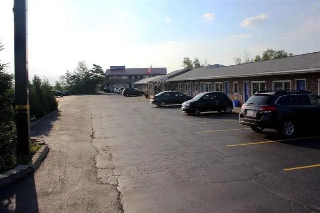 Moonlight Inn & Suites