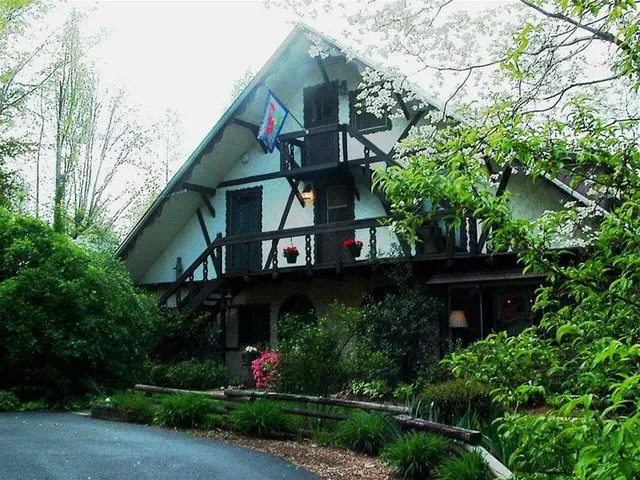 Lily Creek Lodge