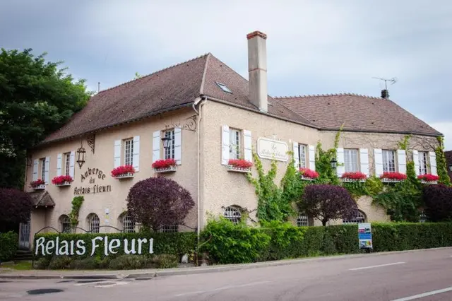 Le relais fleuri, Hotel & Restaurant Logis–Avallon