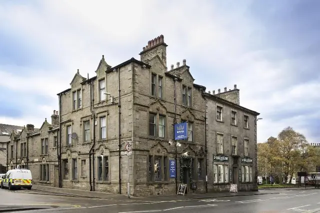 The Royal Hotel (latinos)