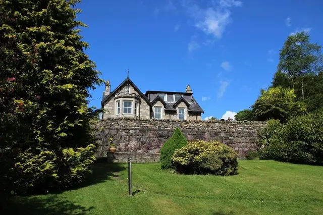 Tigh Na Cloich Hotel