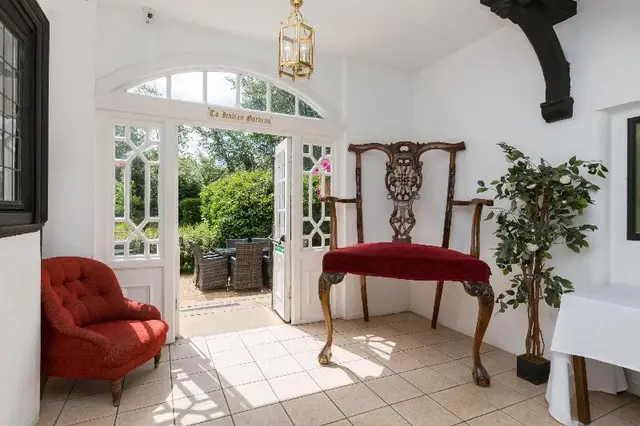 De Rougemont Manor Hotel
