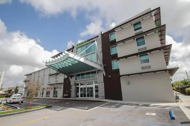 Holiday Inn Express & Suites Miami Airport East