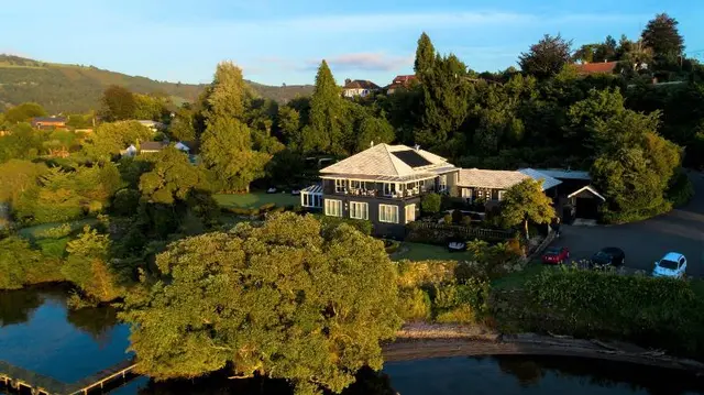 Black Swan Lakeside Lodge Boutique Hotel