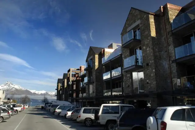 Nomads Queenstown Hotel