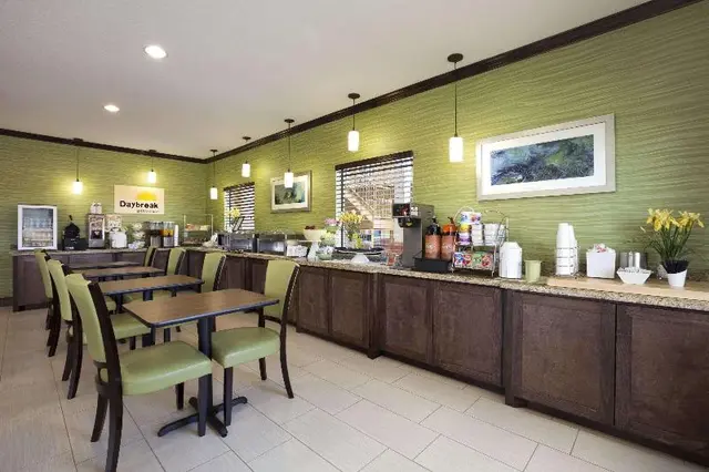 Days Inn & Suites Gonzales