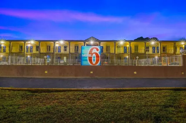 Motel 6 Americus