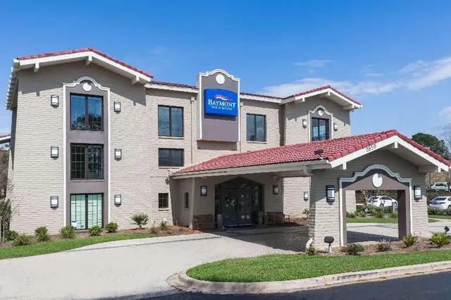 CASA BELLA INN & SUITES