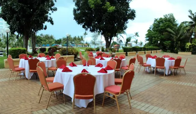 Holiday Resort & Spa