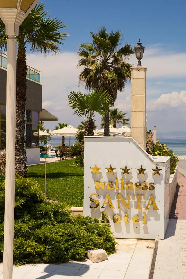 Santa Beach Hotel