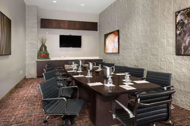 Doubletree By Hilton Lawrence