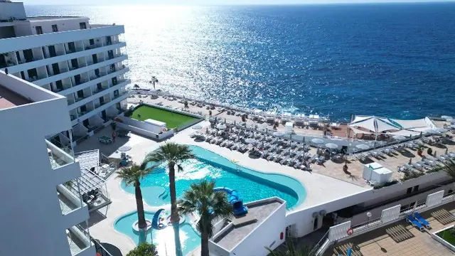 Pearly Grey Ocean Club Apartments & Suites