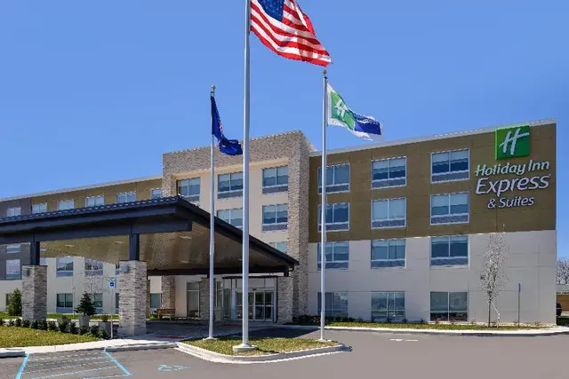 Holiday Inn Express and Suites Farmington Hills De