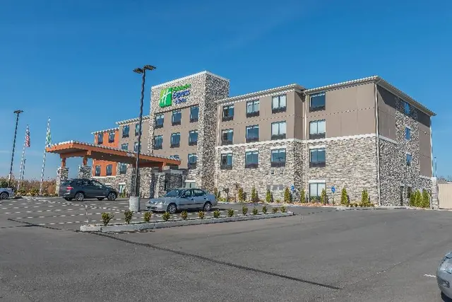 Holiday Inn Express & Suites Clarion By IHG