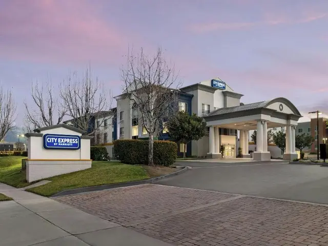 Holiday Inn Express and Suites Ontario Airport Mil