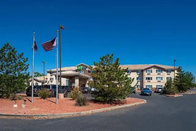 Holiday Inn Express Suites Farmington (Bloomfield)