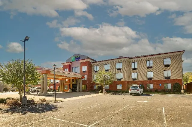 Holiday Inn Express and Suites Gadsden W Near Atta