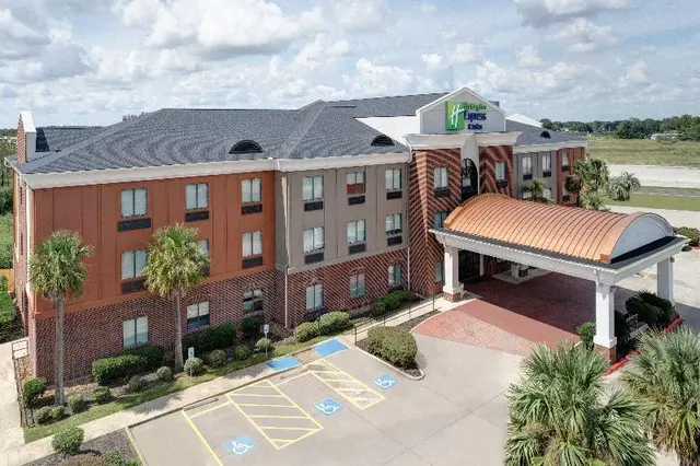 Holiday Inn Express & Suites Winnie By IHG