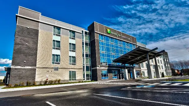 Holiday Inn Express and Suites Vaudreuil Dorion