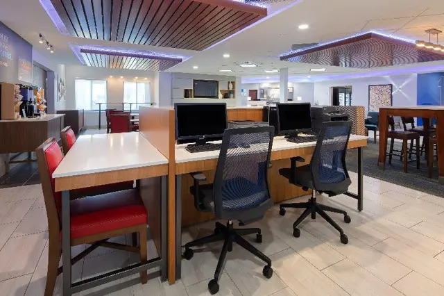 Holiday Inn Express and Suites Bradley Airport