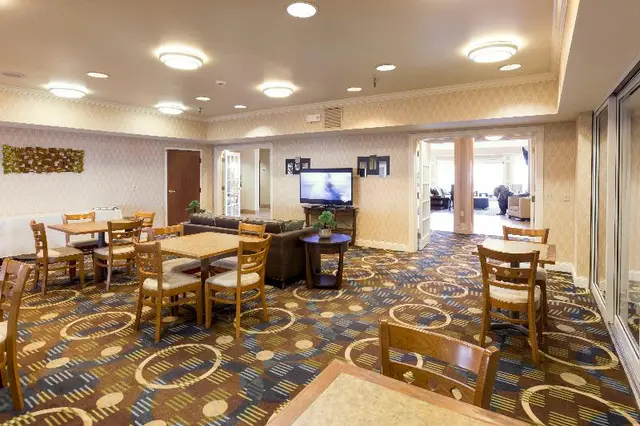 Holiday Inn Express Suites St. Joseph Lakefront