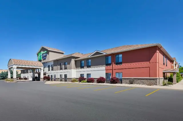 Holiday Inn Express and Suites Three Rivers