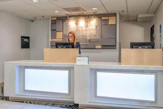 Holiday Inn Express and Suites Thornburg S. Freder