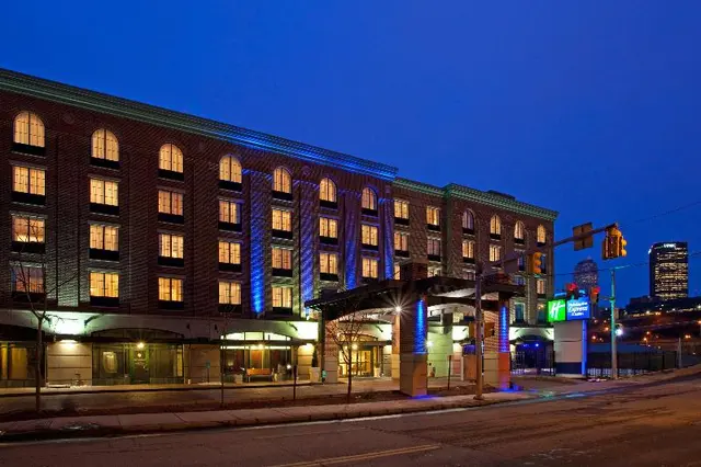 Holiday Inn Express Suites Pittsburgh-South Side