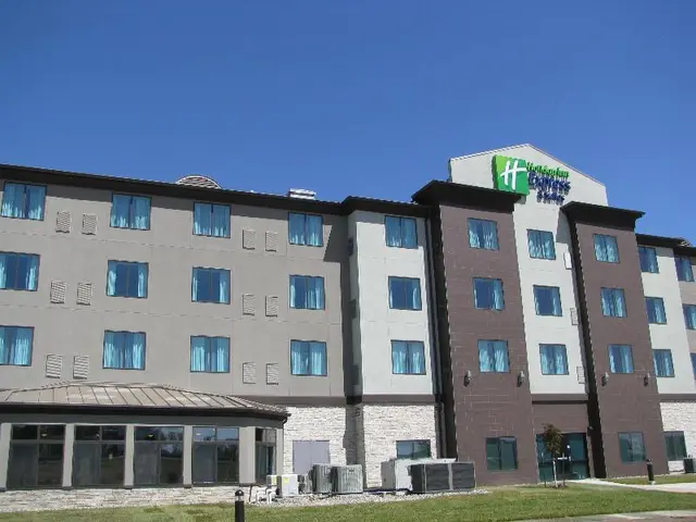 Holiday Inn Express Suites Kansas City Airport IHG