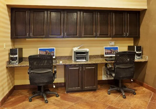 Holiday Inn Express and Suites Cleburne