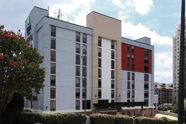 Holiday Inn Express and Suites Atlanta N Perimeter