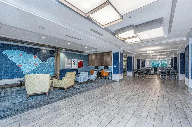 Holiday Inn Express and Suites Charleston Arpt Con