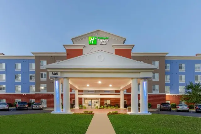 Holiday Inn Express and Suites Charlotte Arrowood