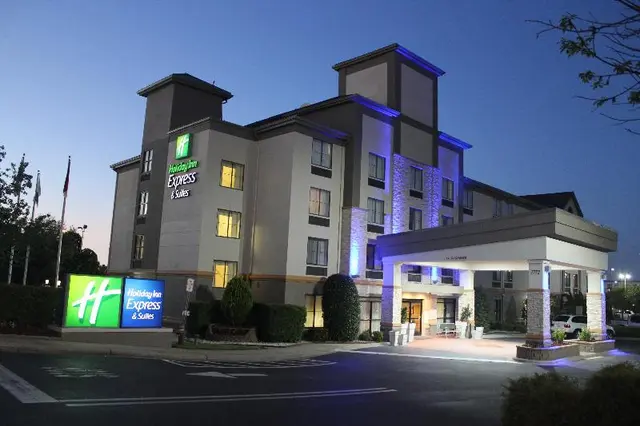 Holiday Inn Express and Suites Charlotte Concord I