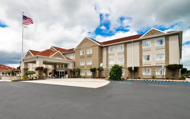Holiday Inn Express Port ClintonCatawba Island