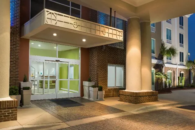 Holiday Inn Express Suites Florence I-95 @ Hwy 327