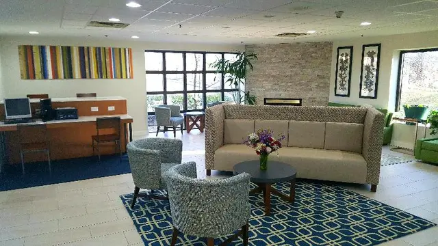 Holiday Inn Express and Suites Cincinnati Northeas