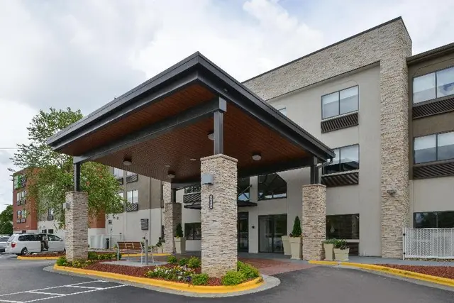 Holiday Inn Express and Suites Raleigh NE Medical