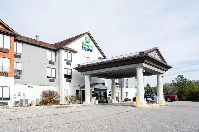 Holiday Inn Express and Suites Knoxville North I 7