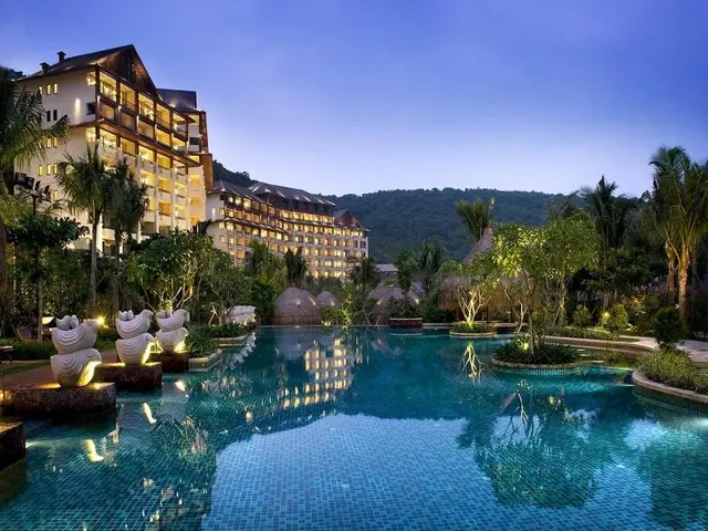 Shixishu Jianguo Yalong Bay Resort