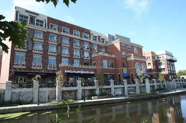 Hotel Indigo Naperville Riverwalk