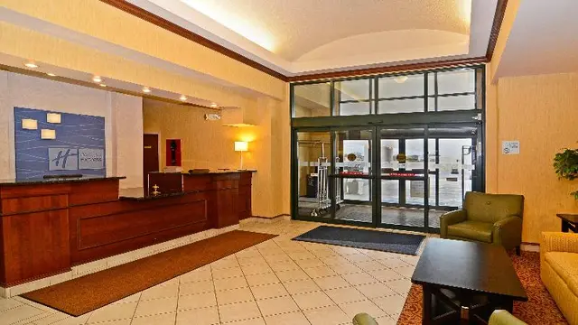 Holiday Inn Express & Suites Fort Atkinson By IHG