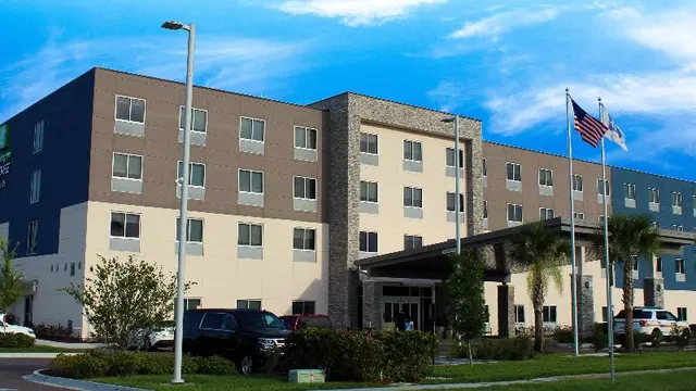 Holiday Inn Express and Suites Jacksonville W-I295