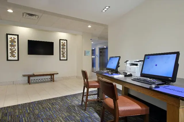 Holiday Inn Express and Suites Columbus North