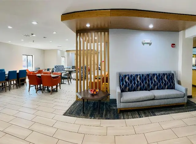 Holiday Inn Express and Suites Plymouth